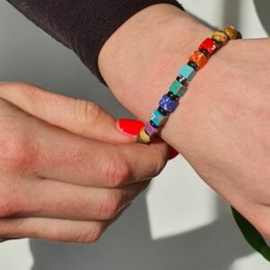 Természetes kőből fűzött csakra karkötő